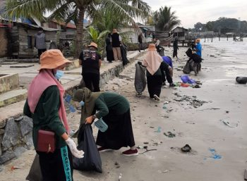 Giat Bersih Pantai Bersama Pemkab Basel, PT Timah Tbk dan Tim Baher