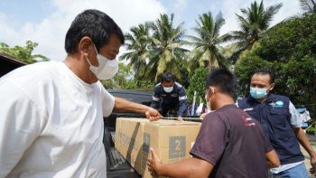 Ko Awan Terima Angpao Mesin Tempel Saat Imlek