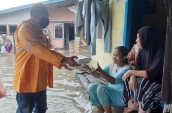 PT Timah Salurkan Bantuan Makanan Korban Banjir di Bangka Barat