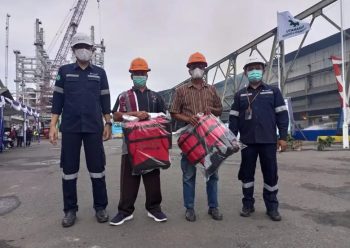 Perhatikan Keselamatan Nelayan, PT Timah Serahkan Life Jacket untuk Dua Kelompok Nelayan di Bangka Barat