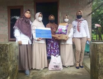 Peringati Hari Kartini, Karyawati PT Timah Datangi Guru Ngaji Perempuan di Muntok