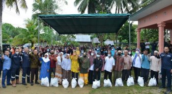 Ketua DPRD Babel Apresiasi PT Timah Bagikan 300 Paket Sembako di Kabupaten Bangka