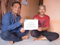 PT Timah Tbk Serahkan Bantuan Biaya Pengobatan untuk Alfahresi Warga Bangka Selatan