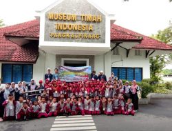 Pelajar SD 01 Riau Silip Belajar Sejarah Pertimahan di Museum Timah Indonesia Pangkalpinang