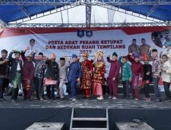 Ketua DPRD Herman Suhadi Bangga Terhadap Budaya Perang Ketupat