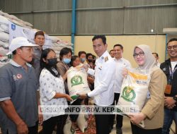 Pj Gubernur Suganda Cek Kualitas Beras Bansos di Bulog