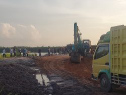 *BREAKING NEWS : Kapal Twin Power Bermuatan Pasir Zirkon Masih Tertahan Di Dermaga Airanyir*