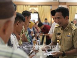 Ratusan Fakir Miskin Terima Santunan dari Pj Gubernur Suganda