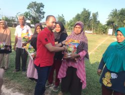 H.Mulkan Berikan Bansos kepada Masyarakat Desa Pagarawan