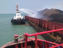Posal Muntok Evakuasi dan Padamkan Kebakaran Tongkang Batubara di Perairan Muntok