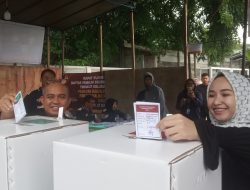 Molen Datangi TPS Dengan Monica Gunakan Motor Klasik, Berserta 4 Anaknya