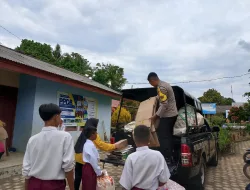 Peduli Kebersihan Bhabinkamtibmas Desa Sempan Angkut Sampah dari Rumah Warga,