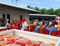 Peduli Masyarakat, Erigustian, Imam Wahyudi, dan Rudi Centre Bagikan Ratusan Paket Beras di Rambak