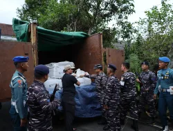 Lanal Babel Serahkan Enam Truk Muatan Pasir Timah ke PT Tommy Utama