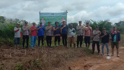 Dukung Ketahanan Pangan, Polsek Mendo Barat Tanam Jagung di PT SAML