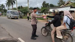 Kapolsek Mendo Barat Bagikan Takjil Gratis untuk Pengendara dan Warga