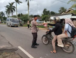 Kapolsek Mendo Barat Bagikan Takjil Gratis untuk Pengendara dan Warga