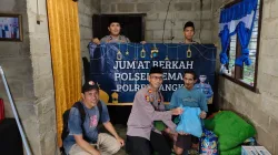 Polsek Pemali Bagikan Paket Sembako Ramadhan Dengan Warga