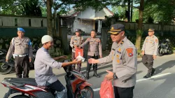 Polres Bangka Barat Berbagi Takjil, Wujud Kepedulian di Bulan Ramadan