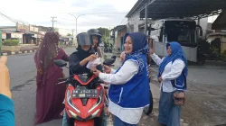 IWAPI Bangka Bagikan Takjil Dengan Warga dan Pengguna Jalan