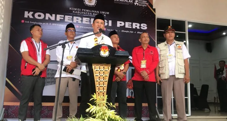 Pasagan Rido di dampingi partai pengusung saat melakukan Konferensi Perss setelah proses pendaftaran, (Its)