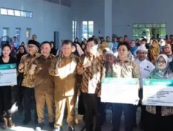 Bupati Bangka & Gubernur Babel Serahkan Kartu BPJS Gratis,