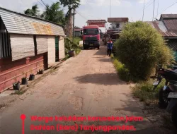 Warga RT 12 Baro, Desak Perusahaan Agar Segera Lakukan Perbaikan Jalan