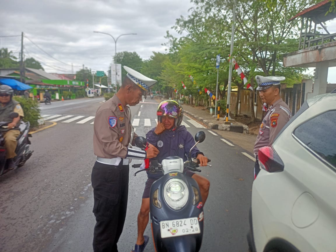 POLRES BANGKA BARAT BAGIKAN BENDERA MERAH PUTIH JELANG HUT RI KE-80