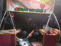 Kakek Penjual Kerak Telor Makanan Khas Betawi Diserbu Pengunjung di Bazar Bejual PWI Belitung