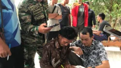 Insiden Cekcok di Kepala Burung Berakhir Damai, Anggota TNI dan Warga Bukit Layang Berpelukan
