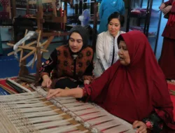 Kunjungi Rumah Tenun Bunda Cempaka, Noni Hidayat Arsani Apresiasi Warisan Budaya Daerah