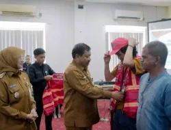 Wujud Nyata Kepedulian Pemkot Pangkalpinang Terhadap Jukir,  Prof.Udin & Cece Dessy Bagikan 372 Seragam Parkir