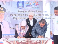 Bantu UMKM Berdaya Saing, Gubernur Serahkan Alat Pendukung Produksi  
