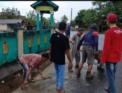 Meski Diguyur Hujan, Lurah Sri Menanti Tetap Gotong Royong Bersama Warga
