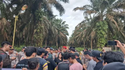 Tuntut Hak Plasma 20 Persen, Ratusan Warga dan Mahasiswa Segel Akses PT GML di Portal Kayu Besi