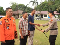 Kapolres Bangka Beri Penghargaan Warga yang Bantu Evakuasi 7 Korban Longsor di Pemali