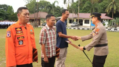 Kapolres Bangka Beri Penghargaan Warga yang Bantu Evakuasi 7 Korban Longsor di Pemali