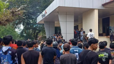 BREAKING NEWS: RATUSAN MASSA GERUDUK KANTOR PT TIMAH, TUNTUT KEJELASAN DAN TANGGUNG JAWAB PERUSAHAAN