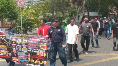 Warga Basel Bersama Aktivis Babel Lakukan Aksi Dukungan Buat Terdakwa Korupsi 