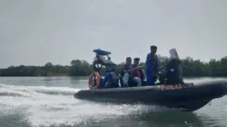 STOP TAMBANG ILEGAL! Sat Polairud Polres Belitung dan Ditpolairud Polda Babel Pasang Spanduk Larangan di Kawasan Mangrove Sungai Pilang