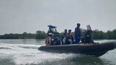 STOP TAMBANG ILEGAL! Sat Polairud Polres Belitung dan Ditpolairud Polda Babel Pasang Spanduk Larangan di Kawasan Mangrove Sungai Pilang